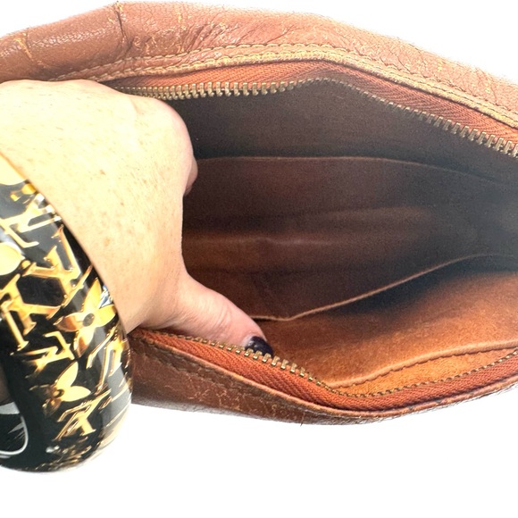 Louis Vuitton Monogram bag..ususual adjustable strapp that tucks under the bag - Picture 8 of 13